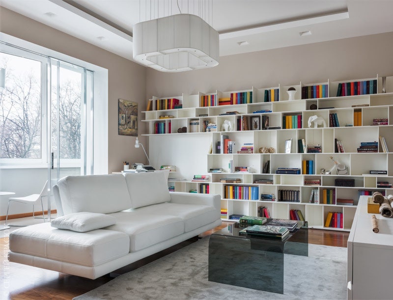 Гостинаякабинет — центр всего дома а центр гостиной — небольшой но эффектный диван Rolf Benz. Яркие корешки книг в...