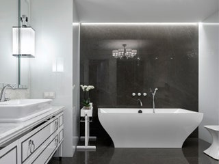 Ванная комната при спальне. Раковина с тумбой и зеркалом Oasis ванна Villeroy  Boch пуф Gessi.