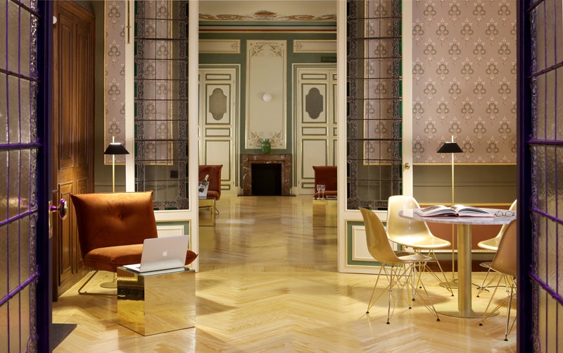 Отель сети Axel в Мадриде с эксцентричными интерьерами в духе испанских 80х