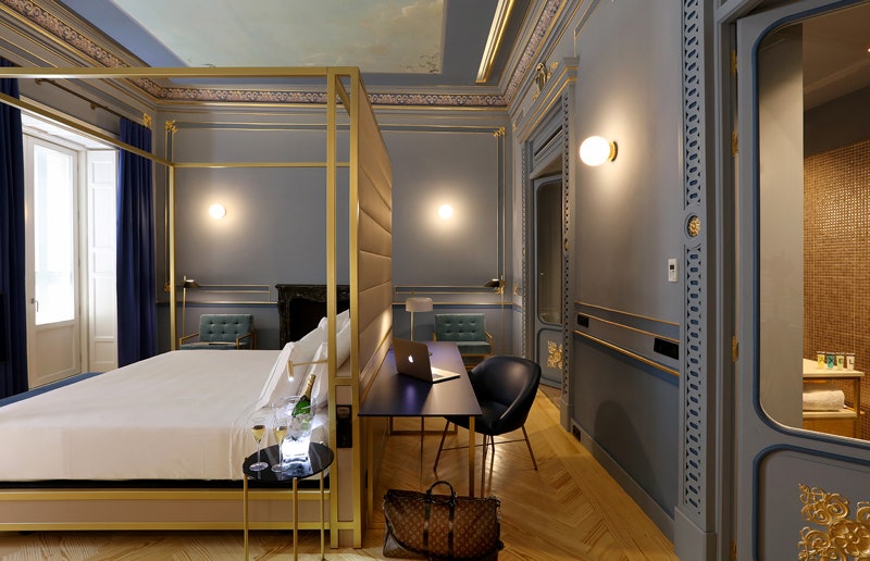 Отель сети Axel в Мадриде с эксцентричными интерьерами в духе испанских 80х