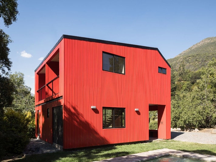Красный дом в Чили по проекту Felipe Assadi Arquitectos
