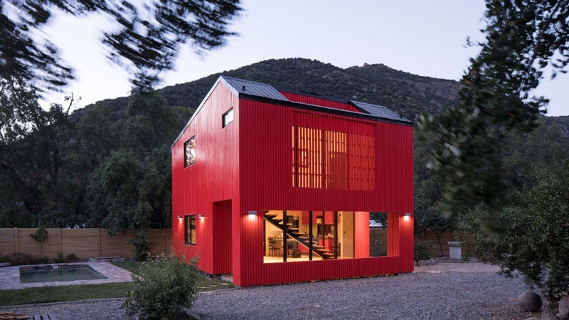 Вилла La Roja красный дом в Чили по проекту Felipe Assadi Arquitectos