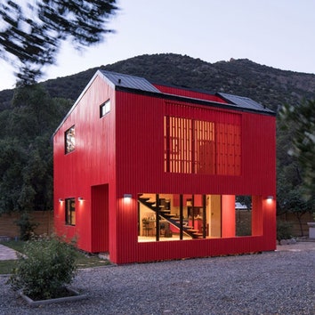 Красный дом в Чили по проекту Felipe Assadi Arquitectos