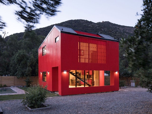 Красный дом в Чили по проекту Felipe Assadi Arquitectos