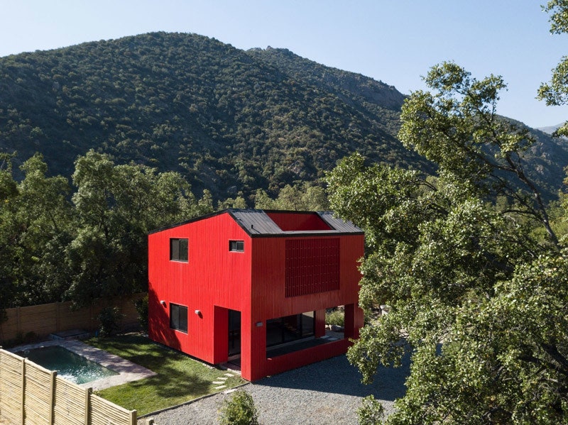 Вилла La Roja красный дом в Чили по проекту Felipe Assadi Arquitectos