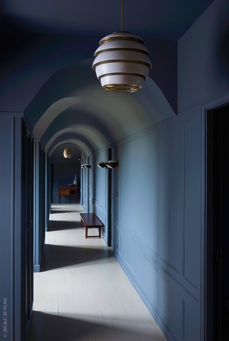 Один из коридоров в здании шале. Потолочные светильники по дизайну Алвара Аалто бра по дизайну Макса Инграна FontanaArte.