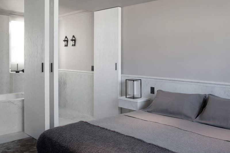 Монохромный интерьер архитектор Гийом Алан оформил квартиру в Париже