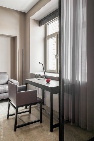 Кабинет хозяина дома является частью общего пространства. Стол и стул Minotti свет Martinelli Luce.