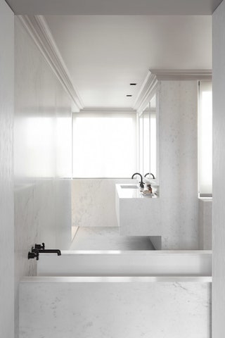 Интерьер ванной комнаты строится на четкой геометрии.