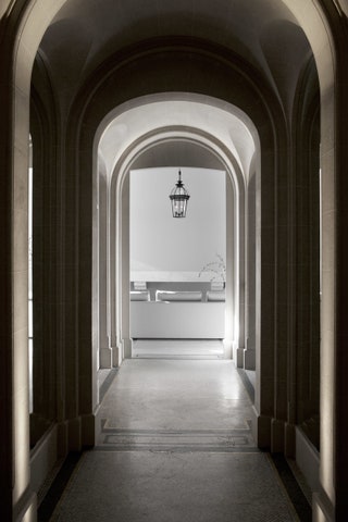 Коридор соединяющий прихожую и гостиную навеян архитектурой версальской оранжереи.
