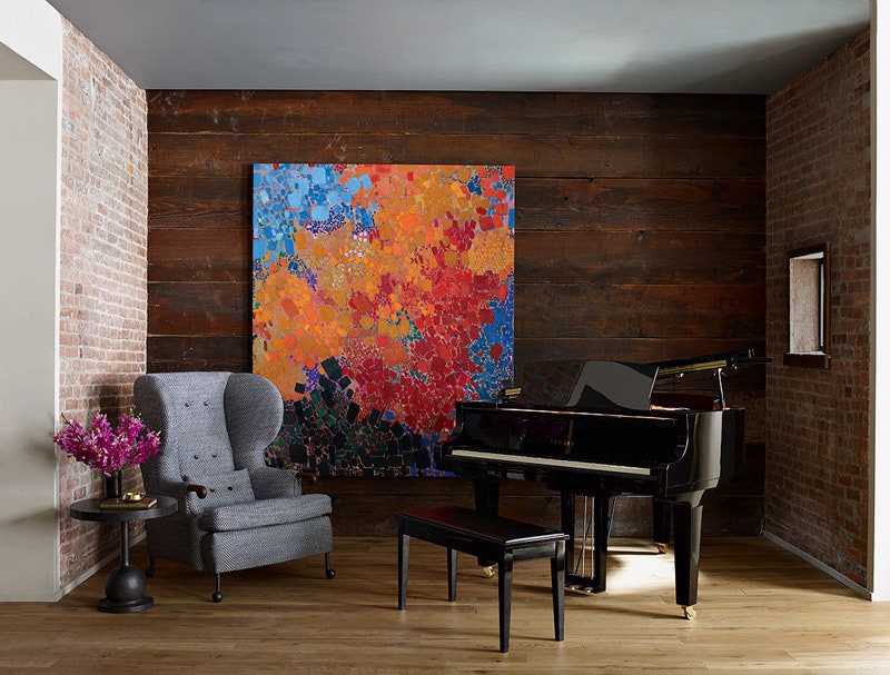 Фрагмент гостиной. На стене картина Линн Мапп Дрекслер. Кресло и столик BDDW. Рояль Yamaha.