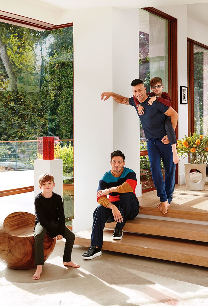 Рики Мартин с сы­новьями Маттео и Валентино и парт­нером Джваном ­Йосе­фом у себя дома в БеверлиХиллз. На Мартине свитер...