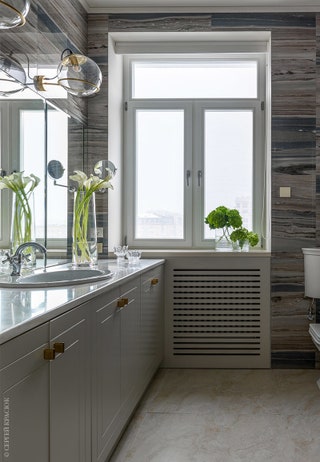 Ванная комната с видом на московские крыши. Шкаф и экран радиатора изготовлены в мастерской “Нестандартная мебель” по...