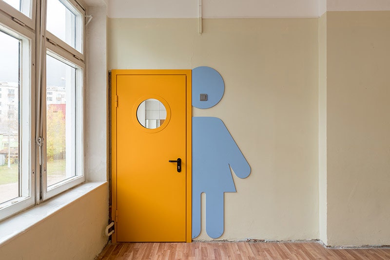 Фрагмент коридора и туалет для девочек.