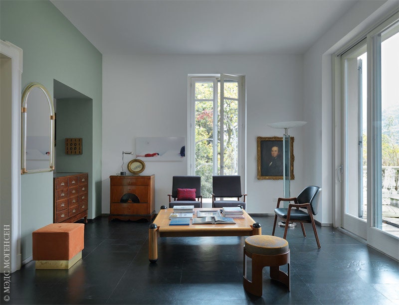 В гостиной журнальный столик по дизайну Ико ­Паризи зеркало 1920‑х годов Seguso и кресла 1960‑х ­годов.