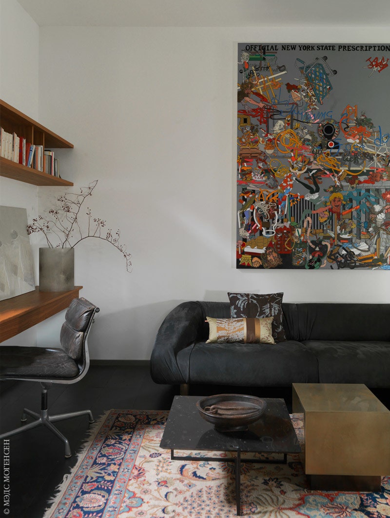 Самые новые вещи в доме — диван и приставной столик все Baxter. На стене коллаж американского художника Г. Брэдли Родса.