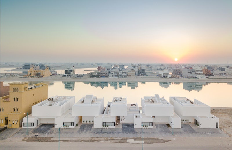 Белые геометричные резиденции Areia в Кувейте на берегу моря