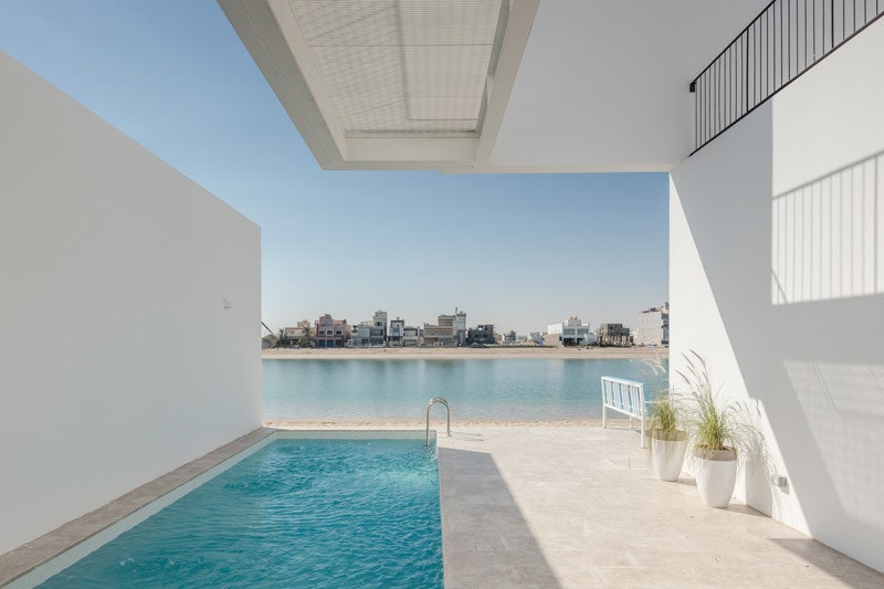 Белые геометричные резиденции Areia в Кувейте на берегу моря