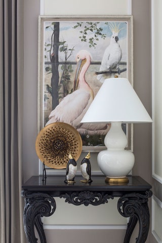 Фрагмент столовой. Консоль Chelini лампа Ralph Lauren Home картина Trowbridge Gallery декор из интерьерных магазинов в...