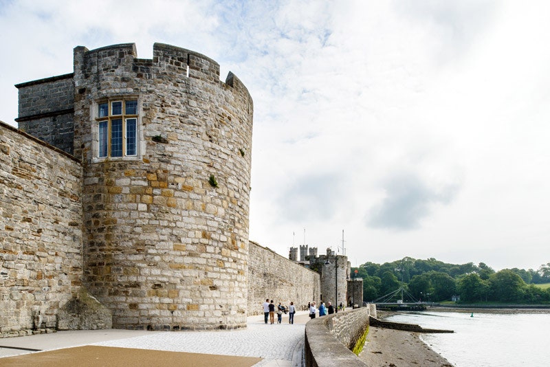 Средневековую башню в Уэльсе с видом на пролив Менай можно арендовать для отпуска