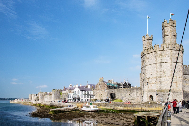 Средневековую башню в Уэльсе с видом на пролив Менай можно арендовать для отпуска