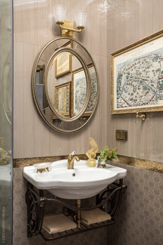Главная “обновка” в ванной — зеркало со светильником в остальном интерьер не менялся.