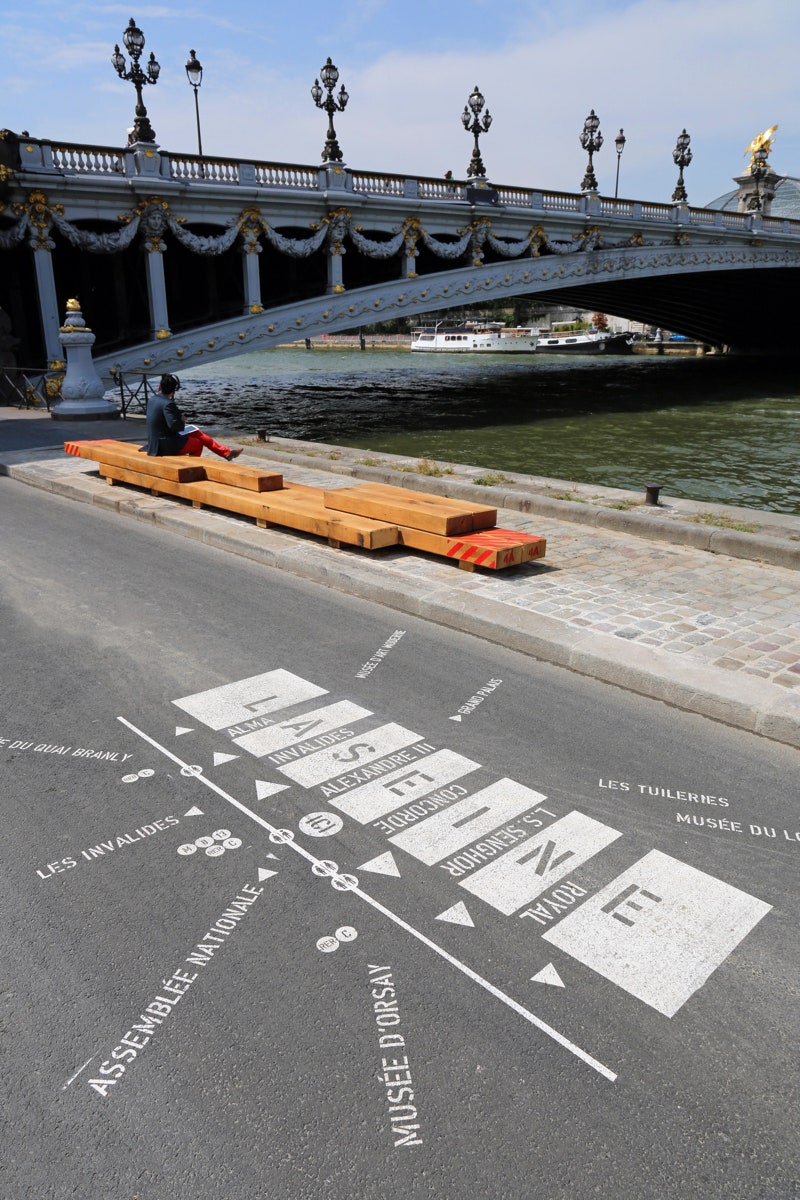 Указатели для пешеходов на левом берегу Сены.
