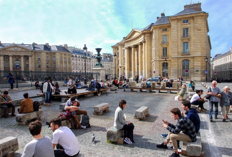 Новая точка притяжения студентов Сорбонны — площадь вокруг Пантеона.