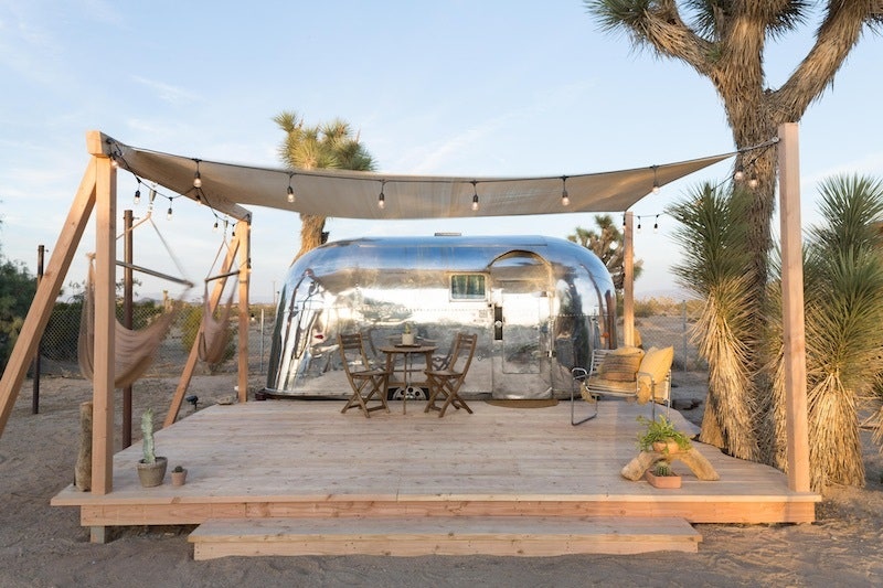 Кемпинг Joshua Tree Acres в винтажных трейлерах Airstream в Калифорнии