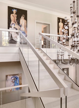 Лестница на второй этаж. Люстра Fine Art Lamps. Вверху картины Марии Суворовой. Слева внизу картина работы Валерия...