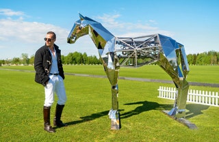Эта скульптура была придумана для чемпионата по поло в подмосковном клубе “Целеево”. Внутри лошади — детали поезда.