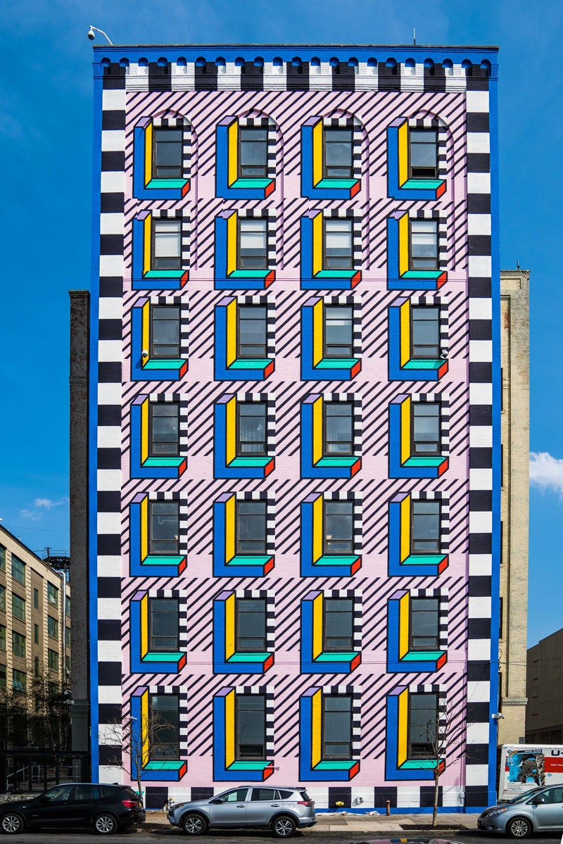 Художник Камилла Валала разрисовала фасад здания в Бруклине в стиле мемфис