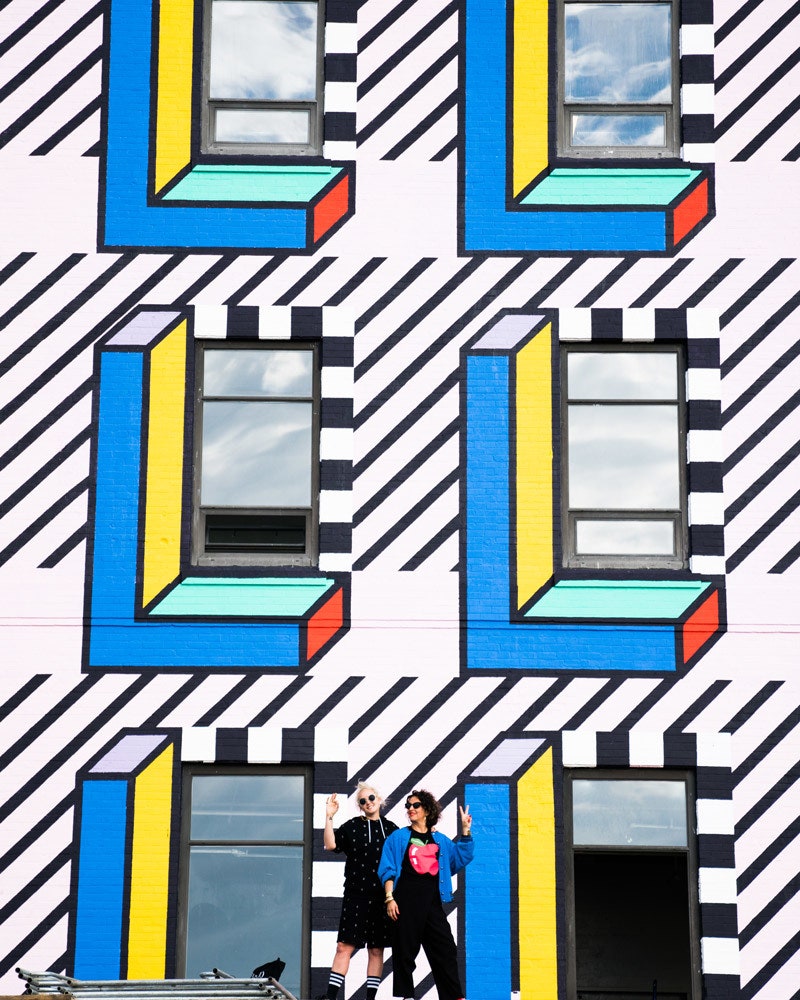 Художник Камилла Валала разрисовала фасад здания в Бруклине в стиле мемфис