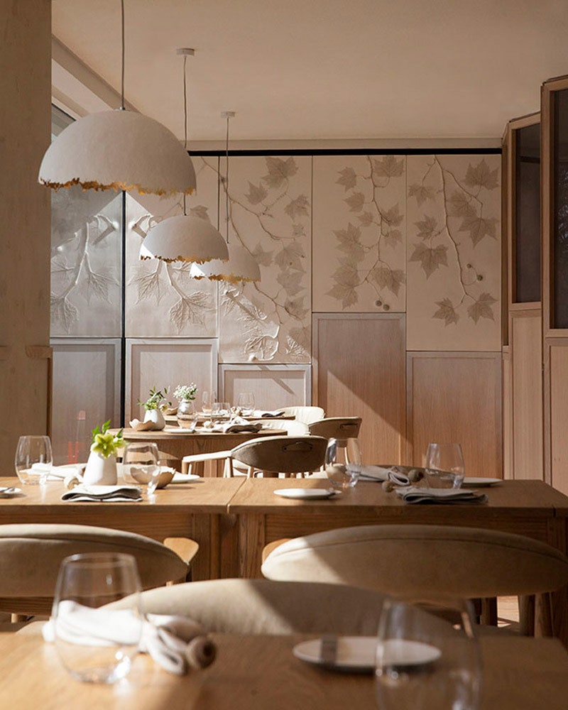 Ресторан Hide в Лондоне с красивой деревянной лестницей работа These White Walls