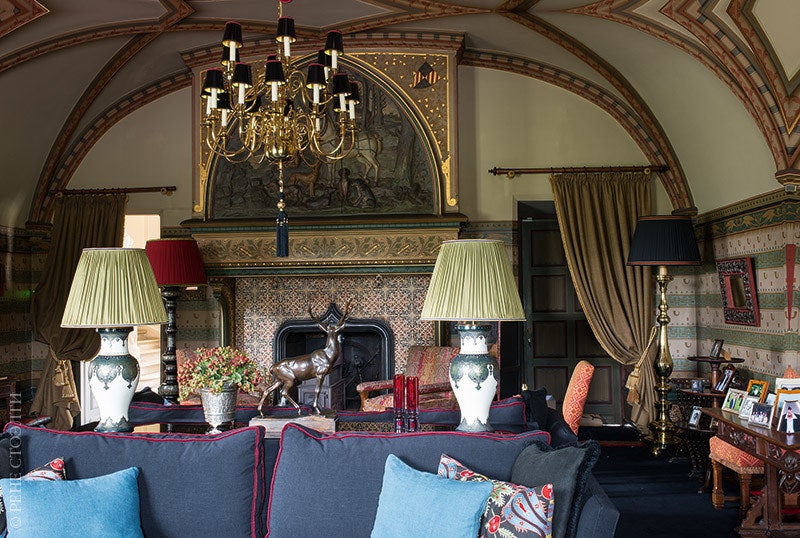 Курительная комната ­оформлена в стиле ­нео­готики XIX столетия. Диван по дизайну Ватле люстра из Голландии.