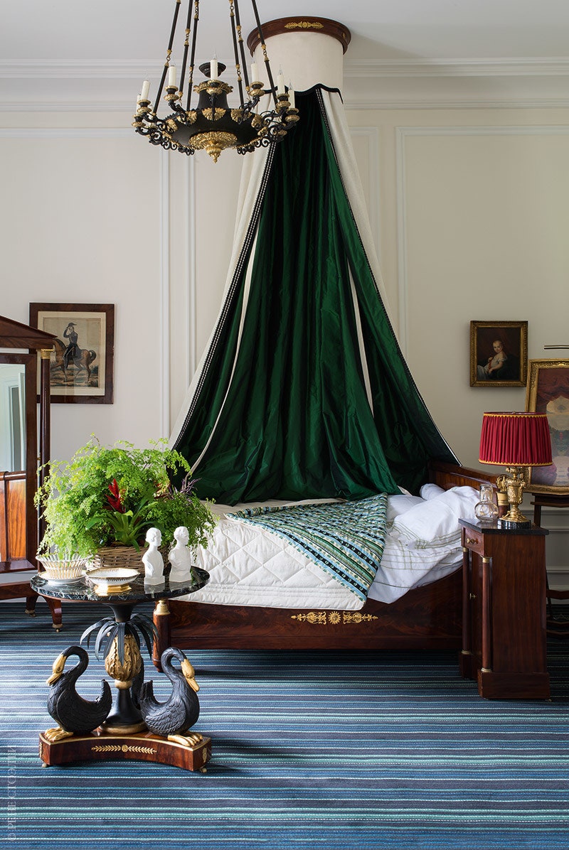 Одна из спален называется “имперской” и обставлена соответственно мебелью в стиле ампир. Ковер современный по дизайну...