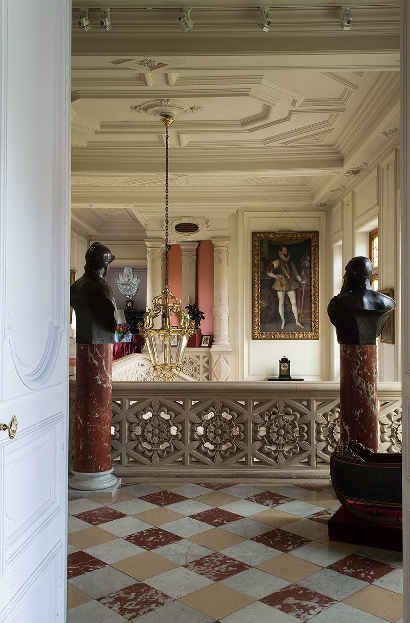 Парадная лестница сде­лана из мрамора. Ее украшают фамильные портреты и брон­зовые бюсты королей Леопольда II и Альберта I.