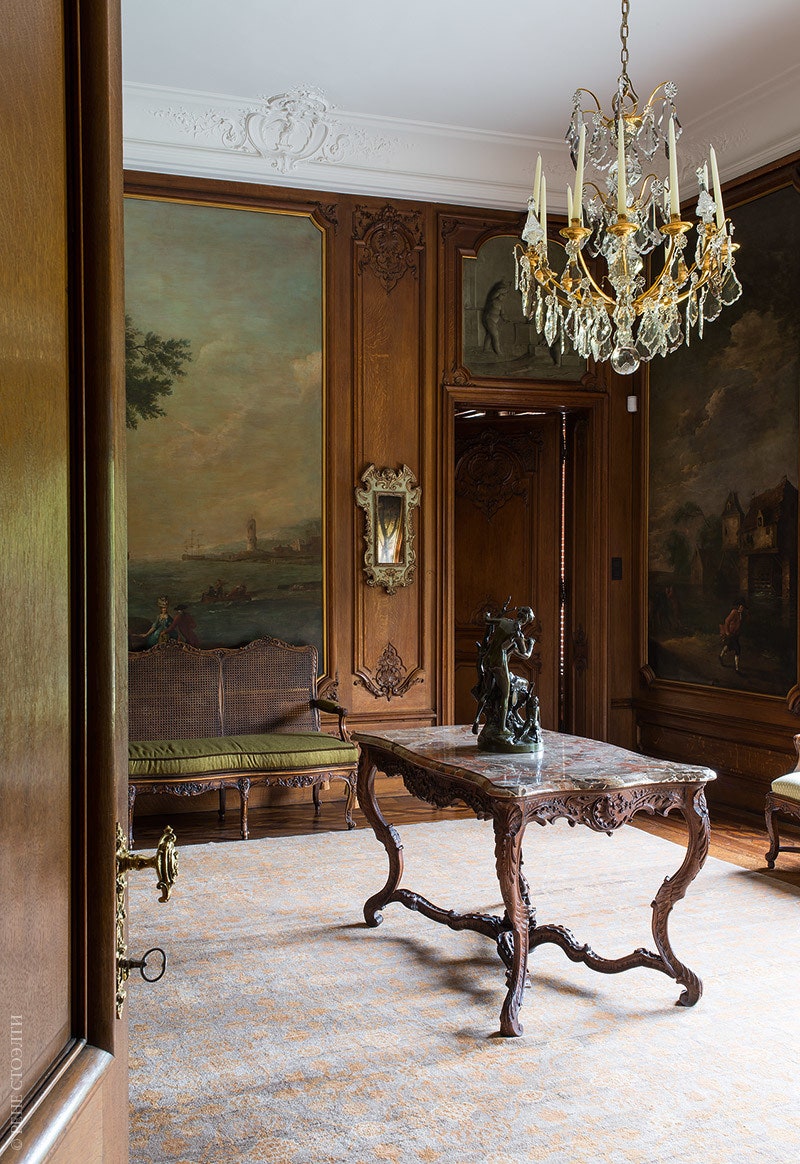 Малый салон. Мебель сте­новые панели и живопись времен Людовика XV ковер современный.