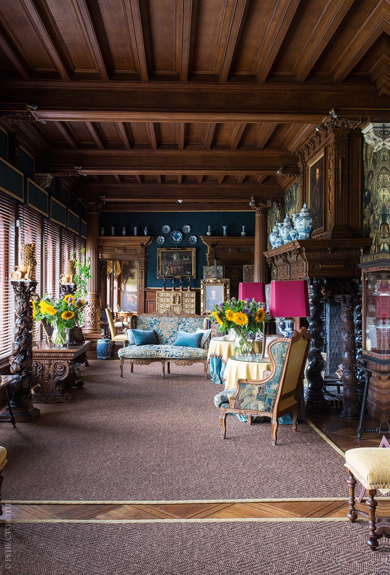“Гобеленовая галерея”. Здесь хранится коллекция гобеленов XVIII века. Кресла и диванчик эпохи Людовика XV. На стенах и...