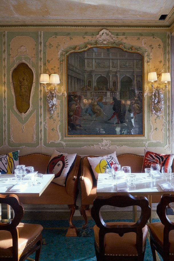 Фрагмент кафе Quadri в Венеции созданного по дизайну Филиппа Старка.