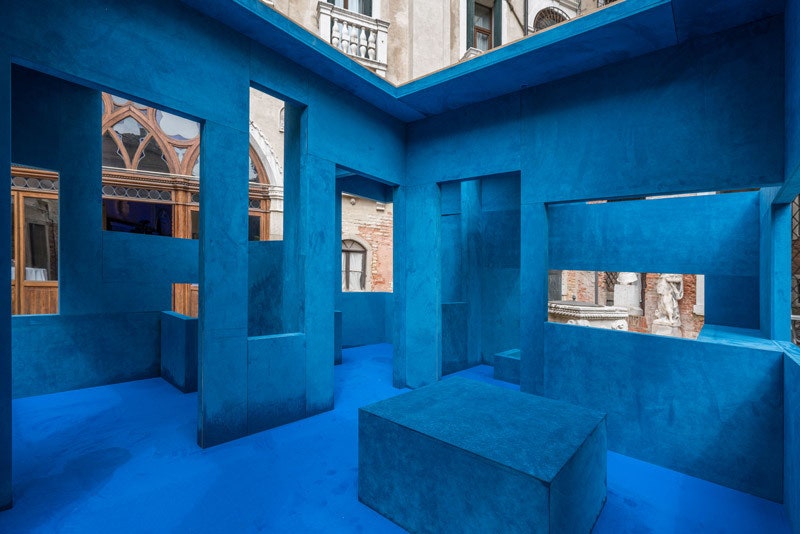 Инсталляция Blue Chair Крийна де Кенинга.
