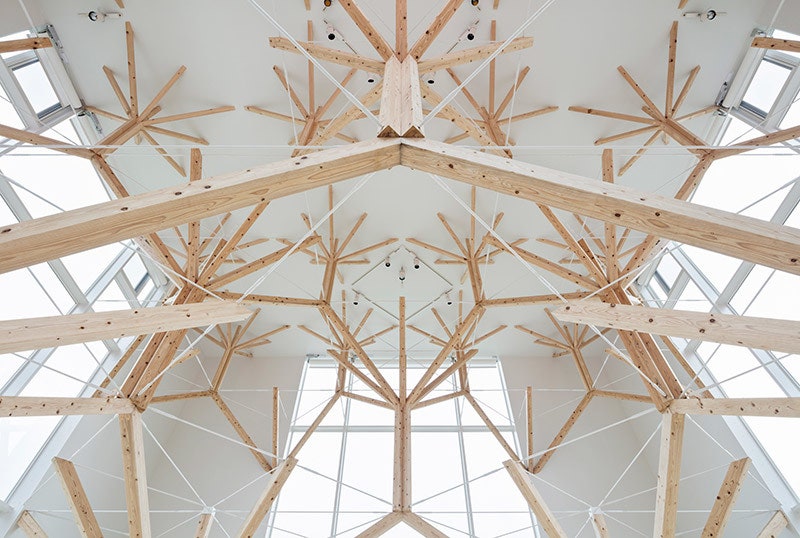 Часовня Агри в Нагасаки с деревьями из брусьев фото работы архитектора Ю Момоеды