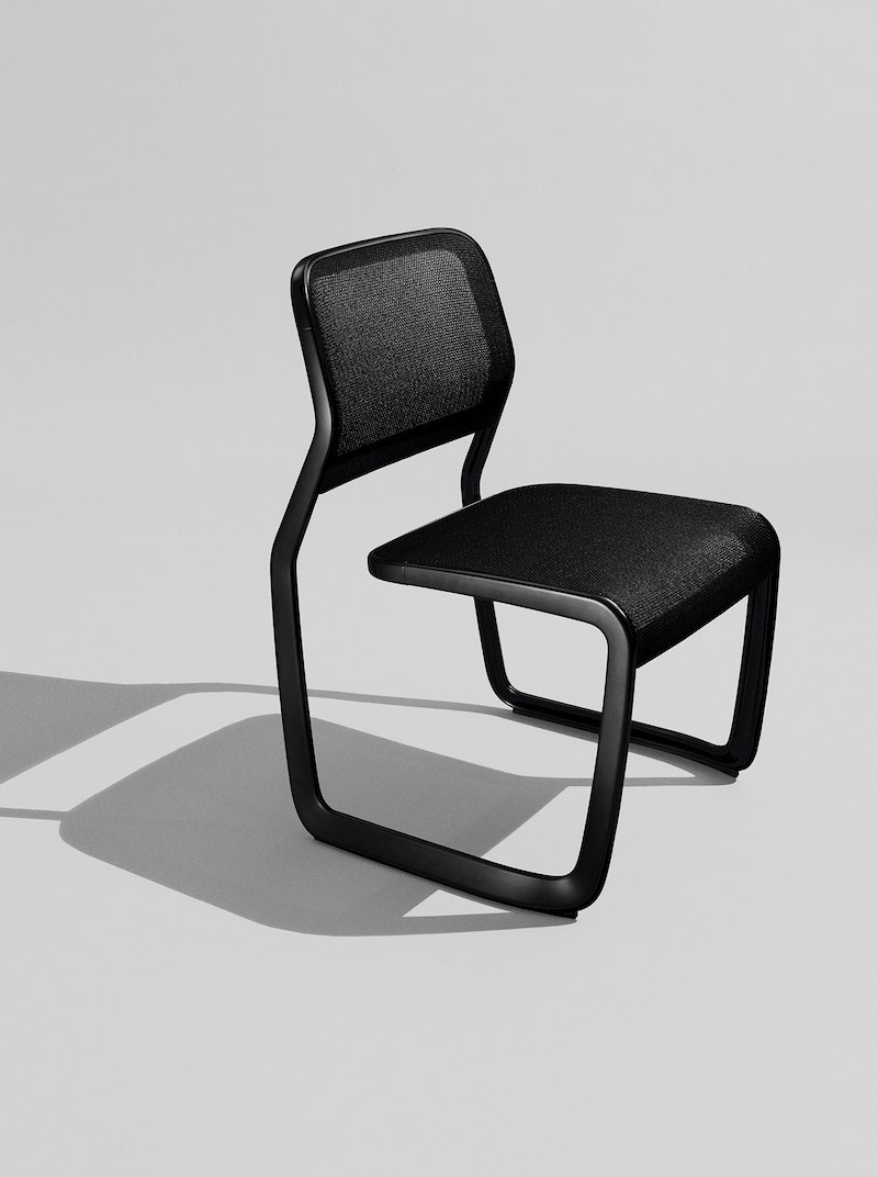 Марк Ньюсон и Knoll представили алюминиевый стул Newson Aluminum Chair к 80летию бренда