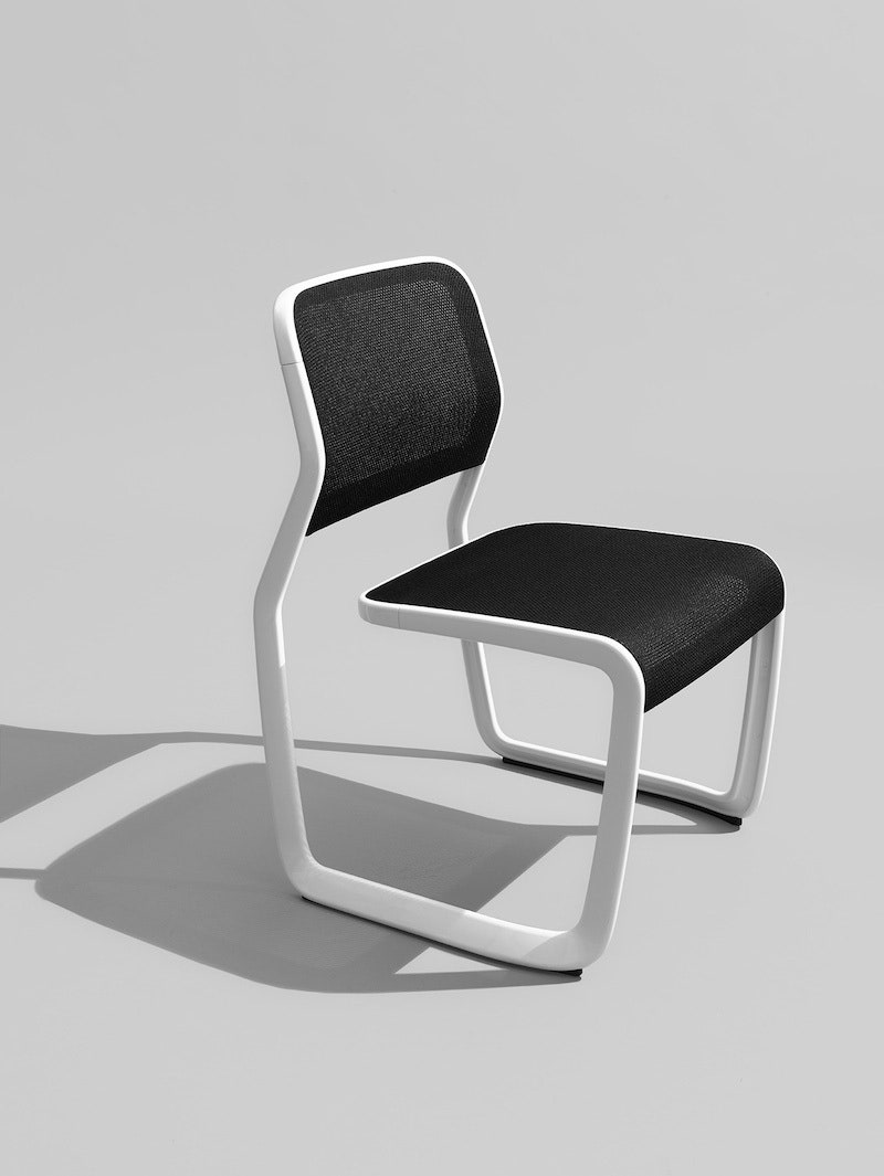 Марк Ньюсон и Knoll представили алюминиевый стул Newson Aluminum Chair к 80летию бренда