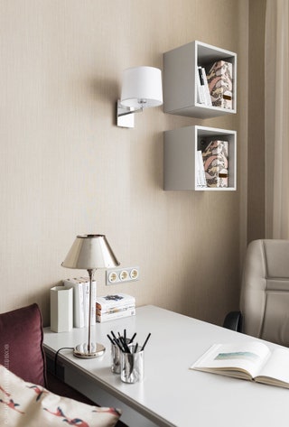 Фрагмент кабинета где также есть дополнительное спальное место. Письменный стол и полки IKEA настольная лампа и...