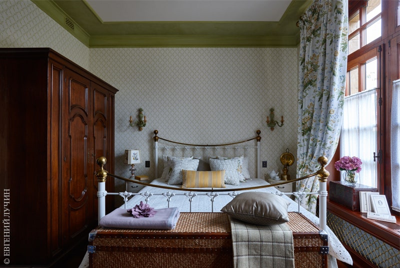 Одна из спален. Все они отличаются стилистически. Эта довольно романтичная и выдержана в светлых тонах.