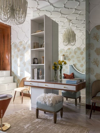 Комната дочери. Большая часть корпусной мебели придумана дизайнерами бюро Porte Rouge и изготовлена в Италии.