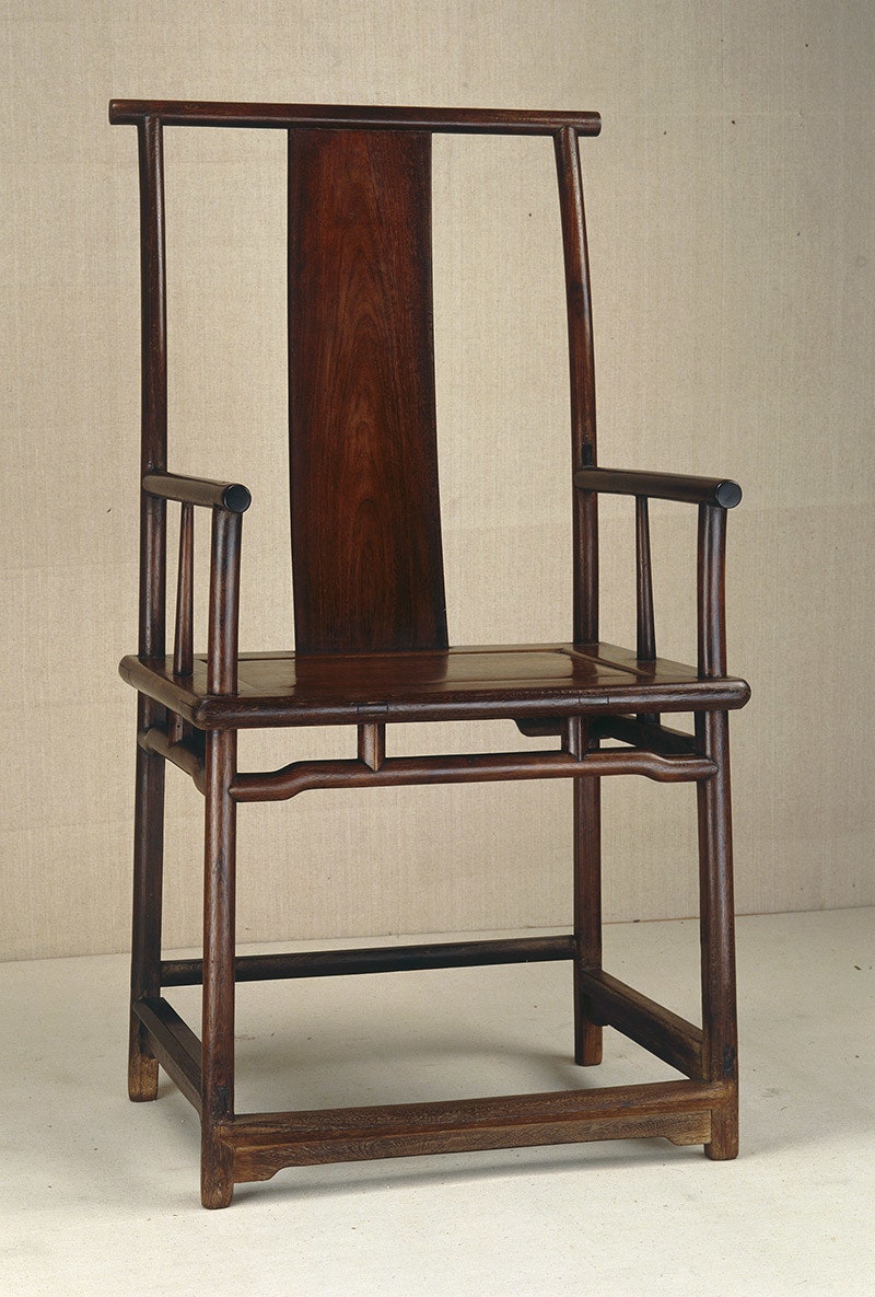 Кресло в форме шапки чиновника. Династия Мин . Железное дерево. © Shanghai Museum