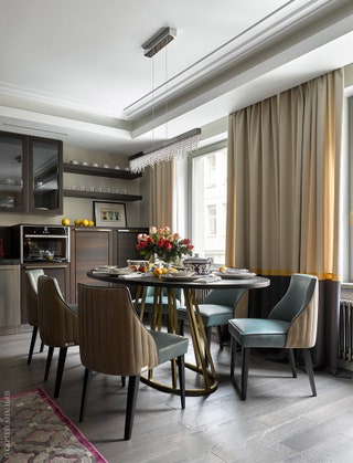 Зона столовой. Обеденный стол и стулья — все Romma Design люстра Frozen Eyes Masiero кухня Giulia Novars.