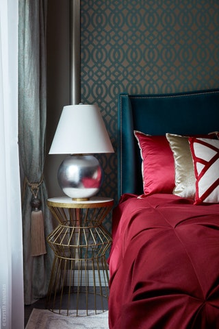 Фрагмент хозяйской спальни. Прикроватный столик и кровать  все Rooma Design настольная лампа Visual Comfort  Co. обои Du...